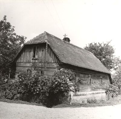 Bukevje - Tradicijska kuća, zabatno i bočno pročelje