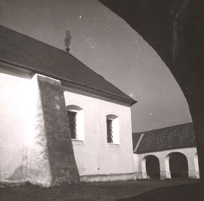 Komin (Sveti Ivan Zelina) - Crkva sv. Tri kralja, bočno pročelje i cinktura