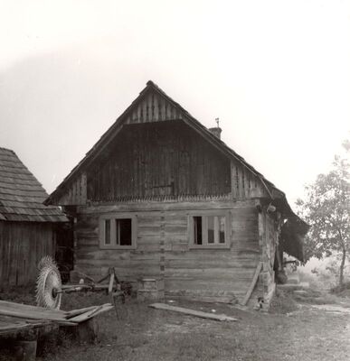 Lukinić Brdo - Tradicijska drvena prizemnica, zabatno pročelje