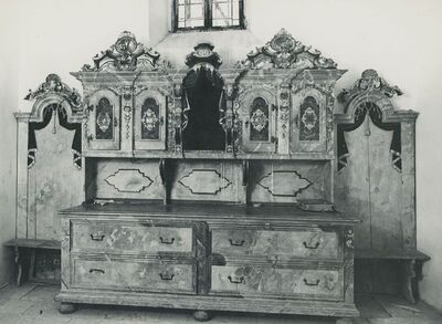 Žarovnica (Lepoglava) - Crkva sv. Jelene, ormar u sakristiji