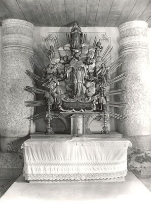 Volavje - Crkva Blažene Djevice Marije Volavske (Snježne), pokrajnji oltar sv. Ivana Nepomuka