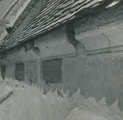 Lepoglava - Župna crkva, glavni vijenac južnog zida svetišta s oštećenjima